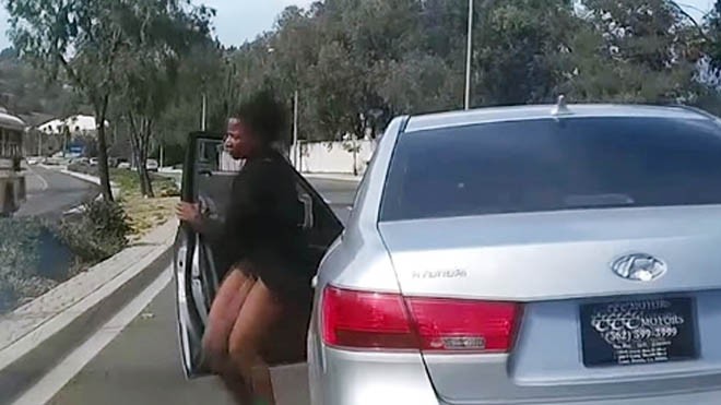 Sốc với cảnh nữ tài xế mở cửa nhảy khỏi ôtô đang chạy