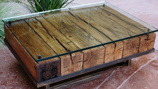 Chiếc bàn được chế tác từ nguyên liệu mới nhưng trông như được làm từ khúc gỗ cũ kỹ. Ảnh: Ngọc Lan. 