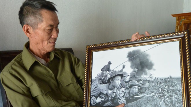 Ông Hồ Văn Quang và bức ánh "Xung phong".