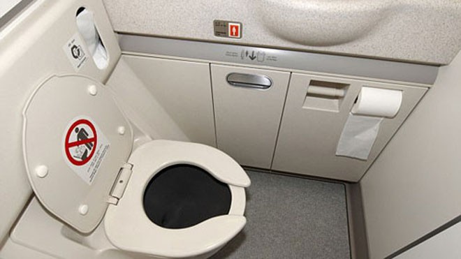 Trong một cuộc khảo sát của Lastminute.com năm 2014, hơn 10% người Anh thừa nhận họ sex trên toilet máy bay. Ảnh: Alamy.