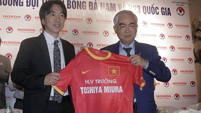 Hợp đồng với HLV Miura được ký đến hết 2015 nhưng Chủ tịch VFF Lê Hùng Dũng nói rằng sẽ gia hạn đến năm 2017. Ảnh: Xuân Huy.