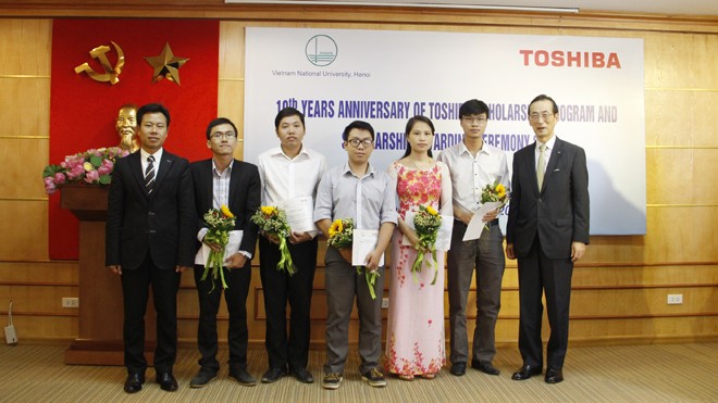 Các sinh viên xuất sắc được nhận học bổng của Toshiba