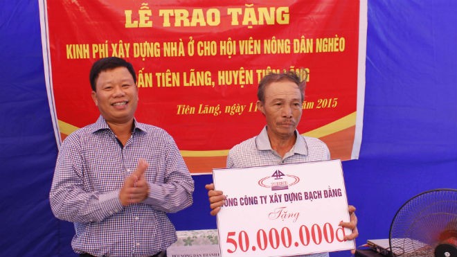 Tổng Giám đốc Tổng Công ty Bạch Đằng Lê Trung Kiên trao biểu trưng số tiền cho ông Phạm Văn Thuần. Ông Kiên cho biết, đây là đóng góp của tập thể hơn 7.000 cán bộ công nhân viên của Tổng công ty.