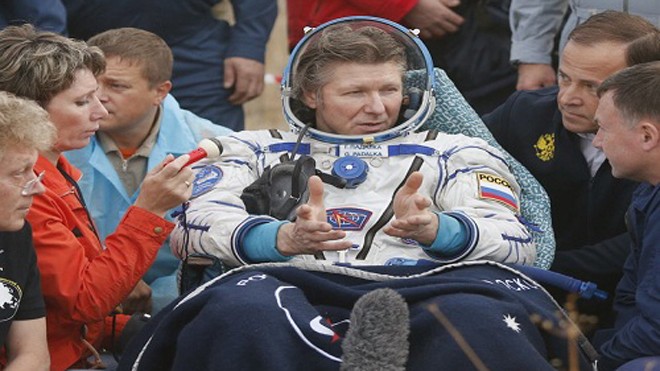 Nhà du hành Gennady Padalka trả lời phỏng vấn sau khi trở về Trái Đất trên tàu vũ trụ Soyuz hôm 12/9. Ảnh: Reuters/Landov.