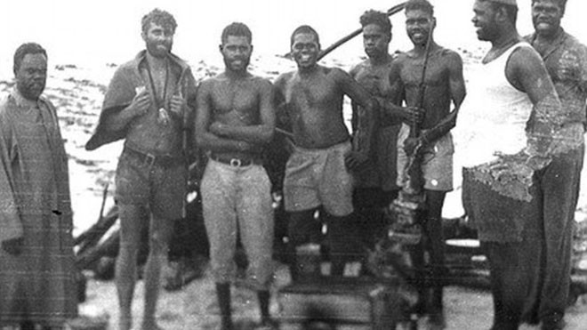 "Tarzan" Fomenki (thứ 2 từ trái qua) cùng những thổ dân ở Australia sống trong rừng nhiệt đới. Ảnh: Daily Mail