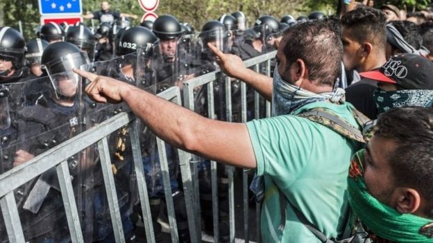 Đụng độ giữa cảnh sát Hungary và người di cư tại biên giới (ảnh: BBC)