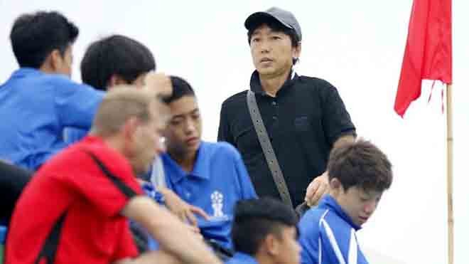 HLV Miura trong lần theo dõi U16 Việt Nam thi đấu - Ảnh: Gia Hưng
