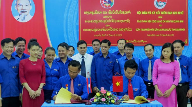 Đại diện lãnh đạo Đoàn Thanh niên tỉnh Quảng Bình và tỉnh Khăm Muộn ký kết biên bản ghi nhớ hợp tác.