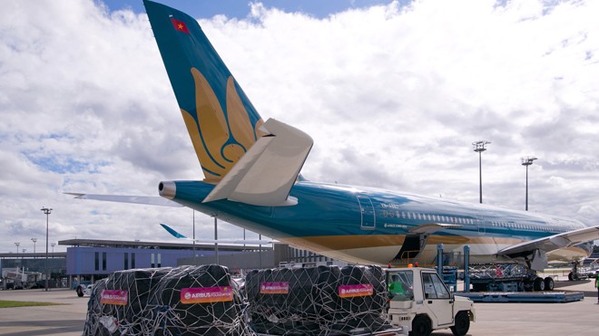 Chở miễn phí 25 máy lọc thận về Việt Nam bằng “siêu máy bay” A350