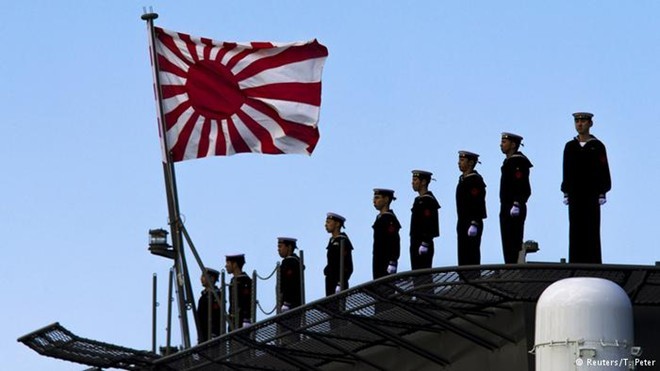 Lễ thượng cờ trên một tàu chiến của lực lượng Phòng vệ biển Nhật Bản. Ảnh: Reuters
