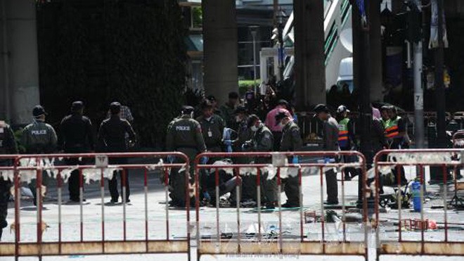 Cảnh sát Thái Lan điều tra tại hiện trường vụ đánh bom ở đền Erawan, thủ đô Bangkok ngày 18/8. (Ảnh: THX/TTXVN)