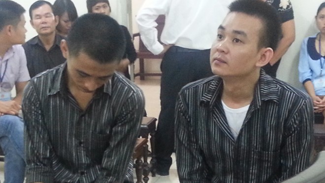 Bị cáo Hòa (bên phải) lĩnh án 30 tháng tù về hành vi côn đồ. Ảnh: M.Đ.