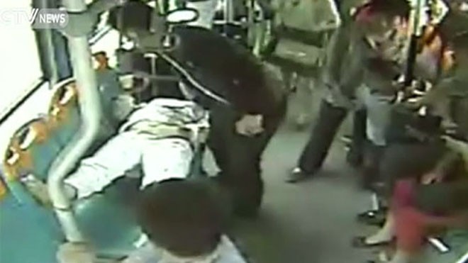 Sản phụ được chồng đặt nằm lên hàng ghế trên xe buýt. Ảnh: CCTV News
