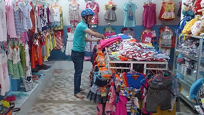Cửa hàng quần áo của chị Châu từng bị một người khách lừa lấy gần 10 triệu đồng. Ảnh: Hoàng Táo