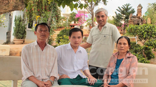 Ông Bùi Văn Thu (đứng giữa) và gia đình anh Nguyễn Huy Cường (trước đây anh Cường từng bị điên nay đã khỏi bệnh)