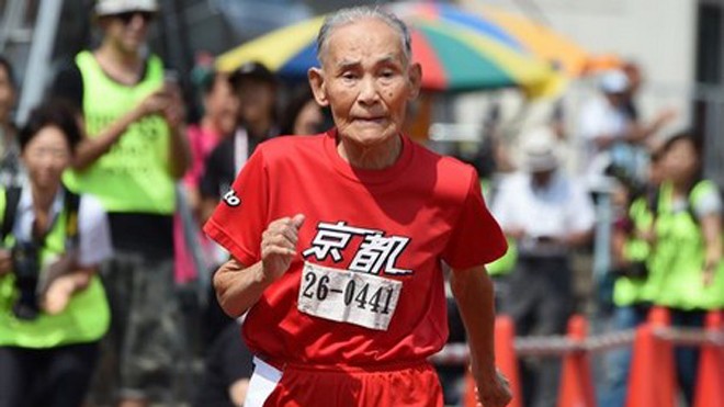 Cụ ông Hidekichi Miyazaki đang tham gia đường chạy 100m