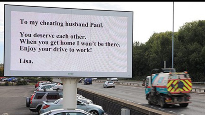 Tấm biển quảng cáo đặc biệt được người vợ Lisa gửi đến người chồng Paul phụ bạc của mình