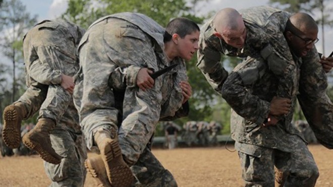 Trung úy Krisren Griest (giữa) và đồng đội trong buổi huấn luyện giao chiến tại trường đào tạo biệt kích ở Fort Benning, Georgia, Mỹ. Ảnh: Reuters