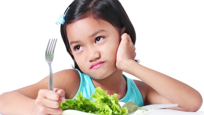 Nếu con ăn chậm, cha mẹ đừng xúc hộ mà hãy cất bát đi để con đói, lần sau sẽ không dám ăn chậm nữa - Ảnh: Shutterstock