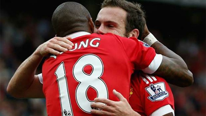 Young chia vui với Mata sau pha ấn định chiến thắng 3-0 trước Sunderland. Ảnh: Reuters