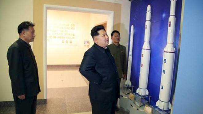 Lãnh đạo Triều Tiên Kim Jong-un hôm 3/5 thị sát một trung tâm chỉ huy vệ tinh mới được xây dựng ở Bình Nhưỡng. Ảnh: Reuters