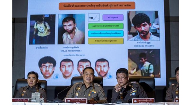 Cảnh sát trưởng Thái Lan Somyot Pumpanmuang (giữa) trong buổi họp báo hôm qua tại trụ sở Cảnh sát Hoàng gia Thái Lan ở thủ đô Bangkok. Ảnh: Reuters.
