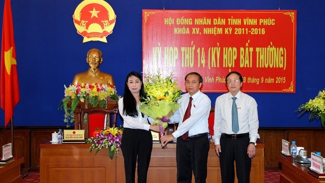 Bà Hoàng Thuý Lan, Bí thư tỉnh uỷ Vĩnh Phúc chúc mừng ông Nguyễn Văn Trì được bầu giữ chức Chủ tịch UBND tỉnh.