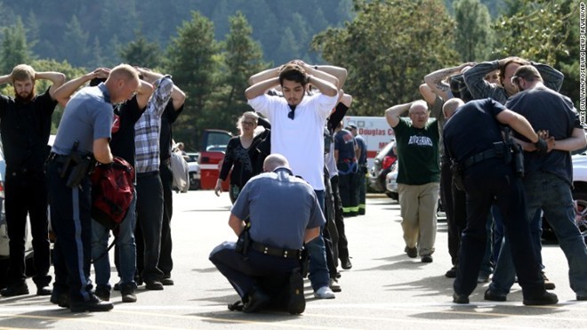 Cảnh sát kiểm tra túi xách của sinh viên và giáo viên tại Cao đẳng cộng đồng Umpqua, bang Oregon sau vụ xả súng ngày 1/10. Ảnh: AP