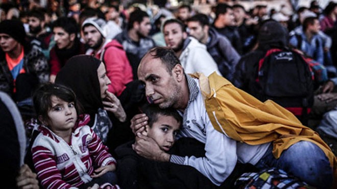 Người tị nạn đợi xe buýt để đến biên giới với Hy Lạp sau khi giới chức Thổ Nhĩ Kỳ ngừng cấp vé xe đến các thị trấn biên giới. Ảnh: AFP
