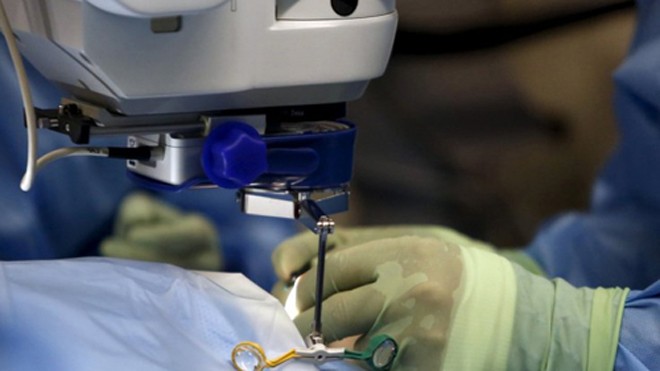 Bác sĩ thực hiện cấy tế bào gốc cho bệnh nhân ở London. Ảnh: Reuters