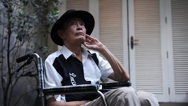 Nhạc sĩ Thanh Tùng vẫn phong cách dù ngồi xe lăn.