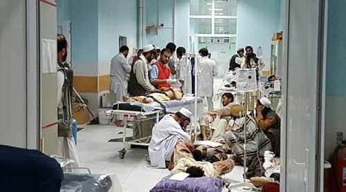 Các bác sĩ thuộc tổ chức Bác sĩ không Biên giới chữa trị cho các nạn nhân sau vụ không kích hôm 3/10. Ảnh: AFP