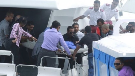 Khung cảnh hỗn loạn trong vụ nổ trên tàu cao tốc chở ông Yameen ngày 28-9. Ảnh: Reuters