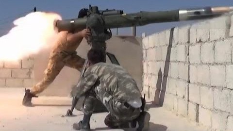 Quân nổi dậy Syria phóng tên lửa TOW nhằm vào xe tăng của chính quyền của Tổng thống Bashar al-Assad tại Damascus. Ảnh: Dailymillitary