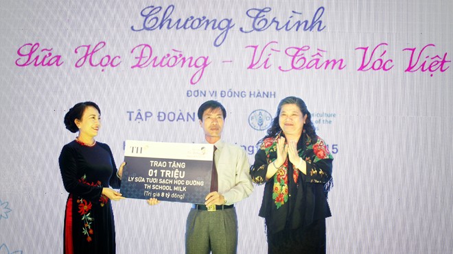 Phó Chủ tịch Quốc hội Tòng Thị Phóng (ngoài cùng bên phải) trao tặng 1 triệu ly sữa TH true Milk cho học sinh huyện đảo Lý Sơn tại buổi lễ
