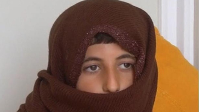 Raghib al-Yas Ahmed, 14 tuổi, sau khi trốn thoát khỏi trại huấn luyện của IS (Ảnh: Mirror)