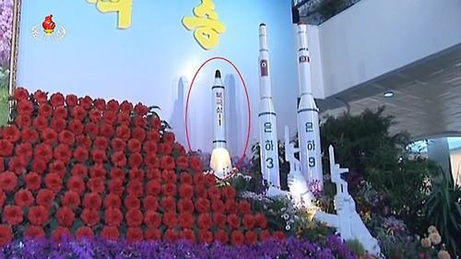 Mô hình tên lửa tàu ngầm SLBM được trưng bày tại một hội chợ hoa nhân kỷ niệm lần thứ 70 ngày thành lập Đảng Lao động Triều Tiên. (Ảnh: Yonhap)