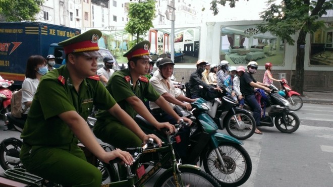Cảnh sát trật tự tuần tra bằng xe đạp.