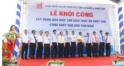 Lãnh đạo 2 tỉnh An Giang và Đồng Tháp cùng lãnh đạo Tập đoàn Sao Mai tại Lễ khởi công xây dựng Nhà máy chế biến thức ăn thủy sản 360.000 tấn/năm