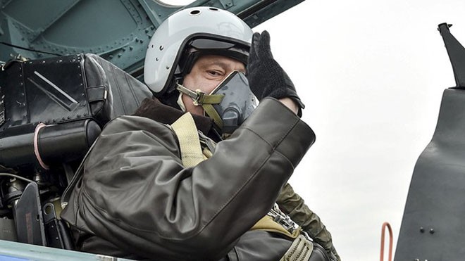 Tổng thống Ukraine Petro Poroshenko ngồi trên tiêm kích Su-27 (Ảnh: RT)