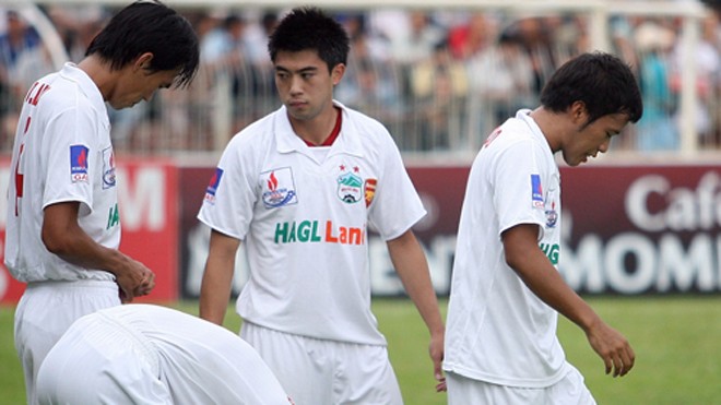 Lee Nguyễn và Thonglao (số 7) kết hợp ăn ý trong mùa giải 2009. Ảnh: Đức Đồng.