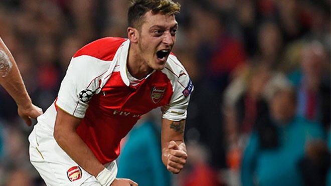 Sau hai mùa đầu tiên đầy những thăng trầm, Ozil đang chơi ổn định và trở thành nguồn cảm hứng dạt dào của Arsenal. Ảnh: Reuters.