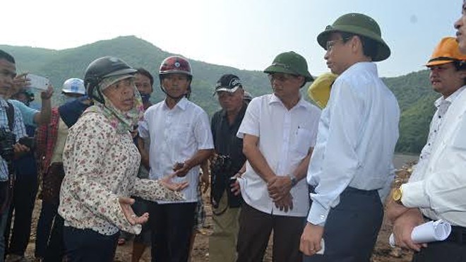 Ông Nguyễn Xuân Anh đang nghe ý kiến của người dân tại khu bãi rác.