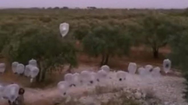 IS dùng những quả bom bóng bay làm từ bao cao su để tấn công máy bay Nga. Ảnh: Dailystar