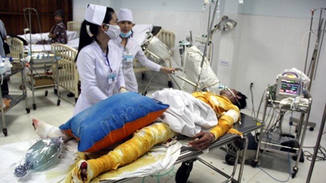 Anh Nhật đang được cấp cứu tại bệnh viện với tỷ lệ bỏng 97%. Ảnh: Tiến Hùng.