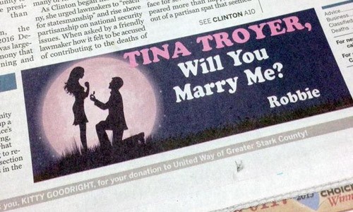 Lời cầu hôn được đăng ở phần dưới trang nhất tờ báo. Ảnh: Wgntv