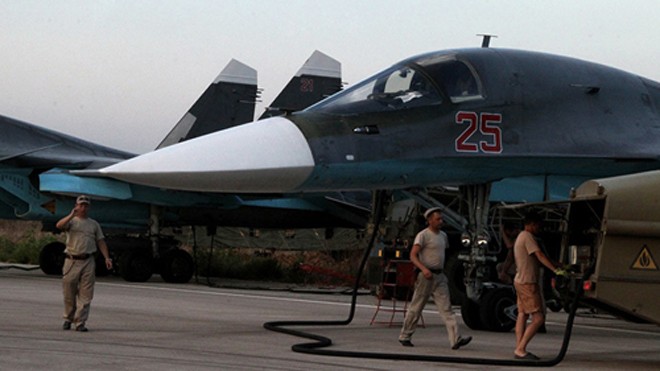 Kỹ thuật viên Nga kiểm tra một chiếc tiêm kích bom Su-34 tại căn cứ ở Syria. Ảnh: RT