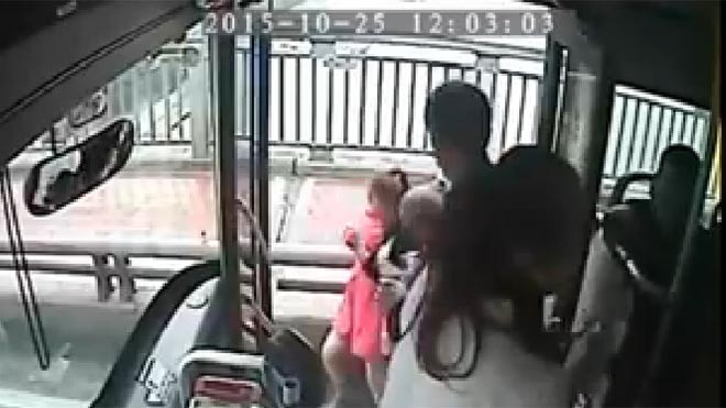 Tài xế xe buýt cứu cô gái định nhảy cầu tự tử