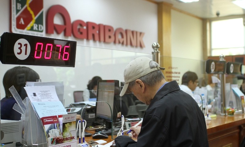 Khách hàng đang giao dịch tại Agribank.