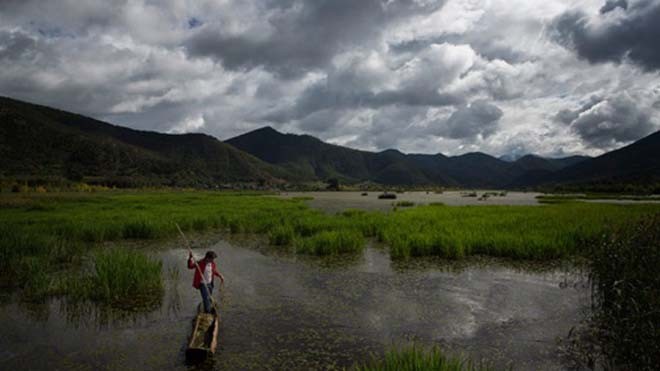 Cảnh đẹp hoang sơ của vùng hồ Lô Cô, tỉnh Vân Nam, Trung Quốc, là một trong những đặc điểm thu hút khách du lịch tới đây. Ảnh: New York Times